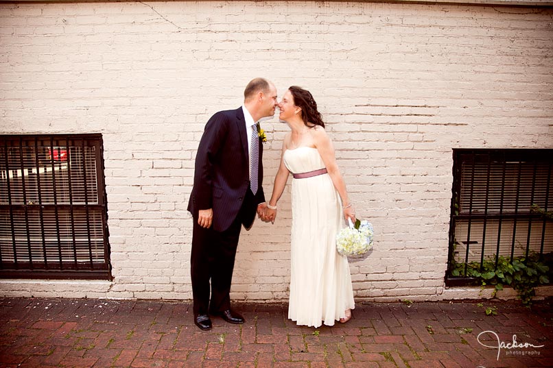 bride and groom kissing at chase court