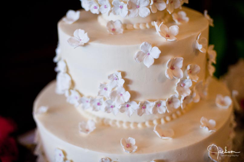 cake with white and fuchsia flowers buttercups