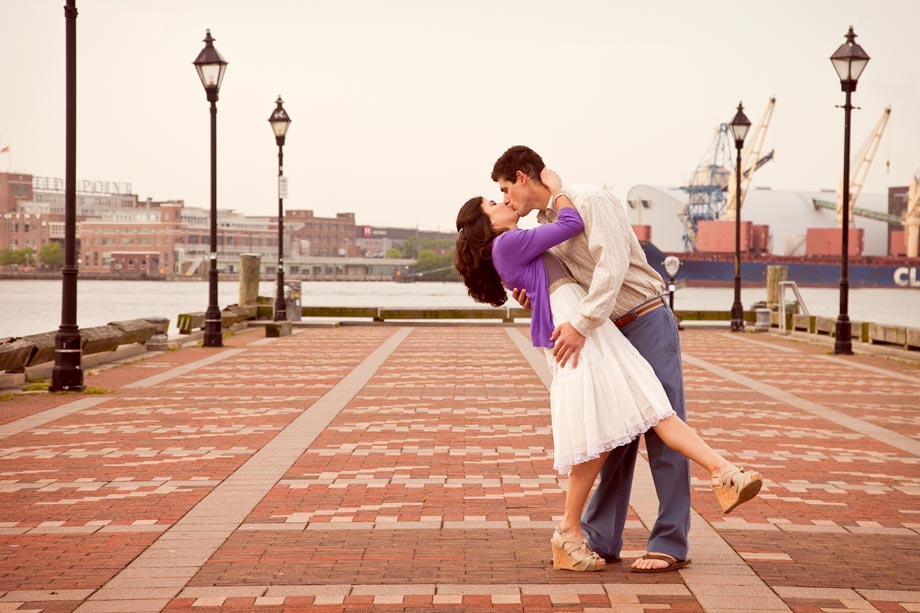 couple kissing in fells point