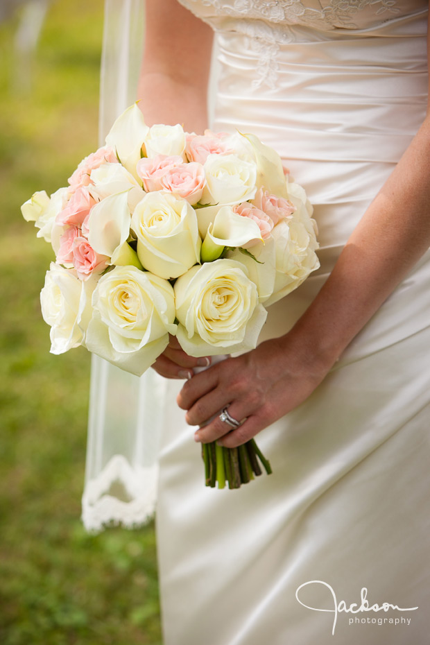 white and pink rose bouquet