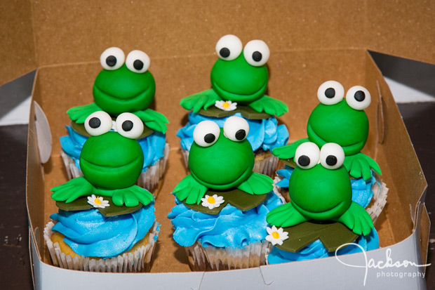 detail of green frog cake
